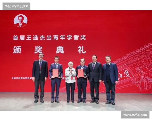 王选精神激励科研工作者，万小军获杰出青年学者奖